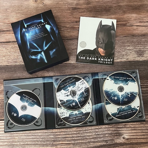 The Dark Knight Trilogy Blu-Ray Set - Picture 1 of 3